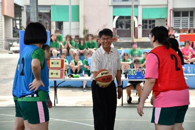 Principal Chen kicks off