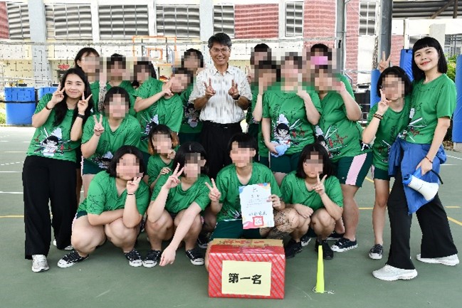 Principal with award-winning classes (photo)