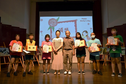The Children and Youth Association and the President of the Changhua District Court presented awards at the school